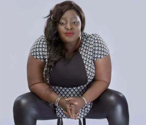 Eniola Badmus sitting to pose