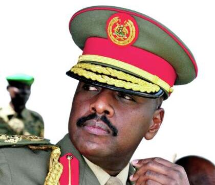 gen-muhoozi poses (2)