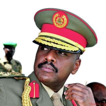 gen-muhoozi poses (2)